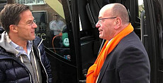 Fred Teeven buschauffeur Beukbus bij VVD Campagne Amstelveen