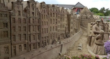 Zandsculpturen en wandelen