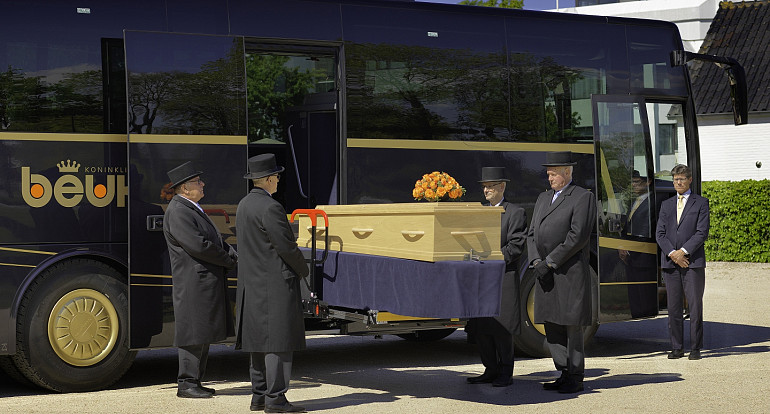 Koninklijke Beuk, Uitvaartbus, een laatste reis