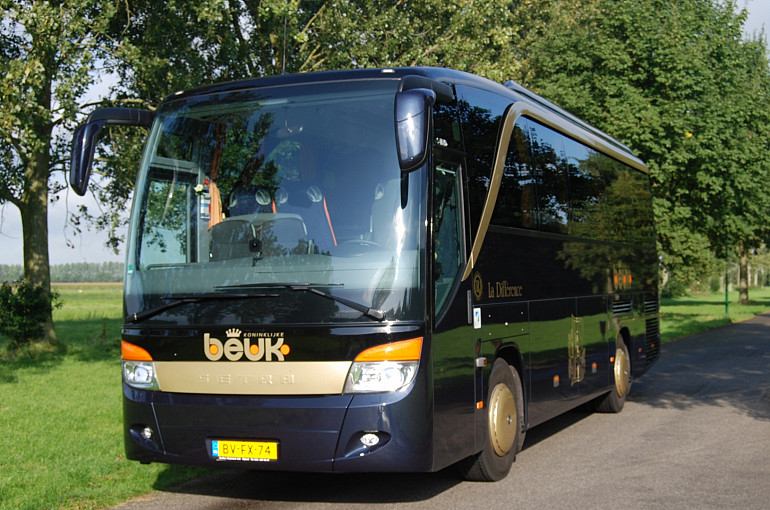 Royal Beuk, VIP coach la Difference, pantry met keukenapparatuur