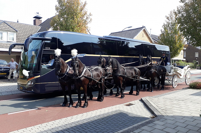 Trouwvervoer, oude en moderne koetsen bij elkaar