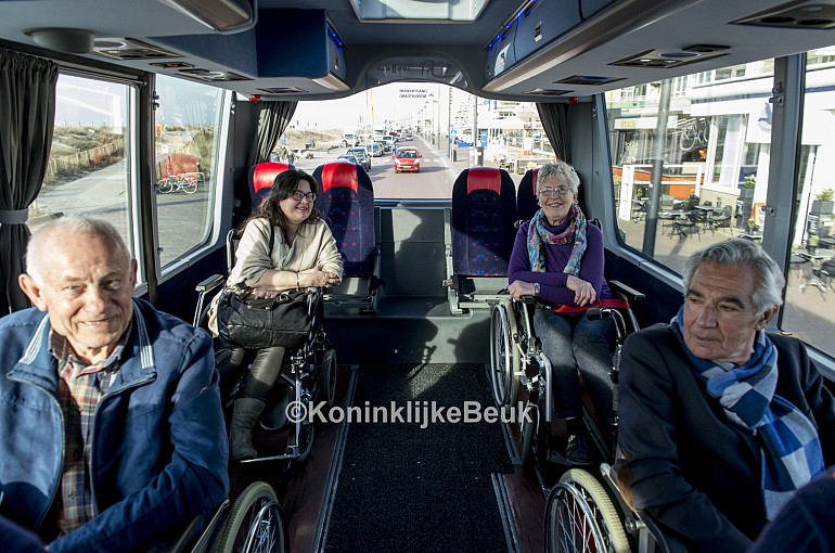 Wheelchair rtransport per luxurious wheelchair coach Royal Beuk