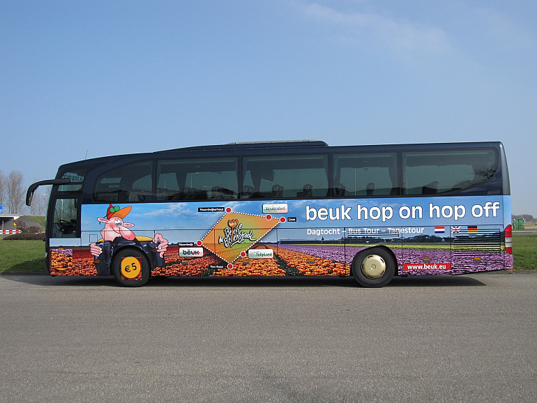 Louis van Gaal opent Beuk Hop on Hop off