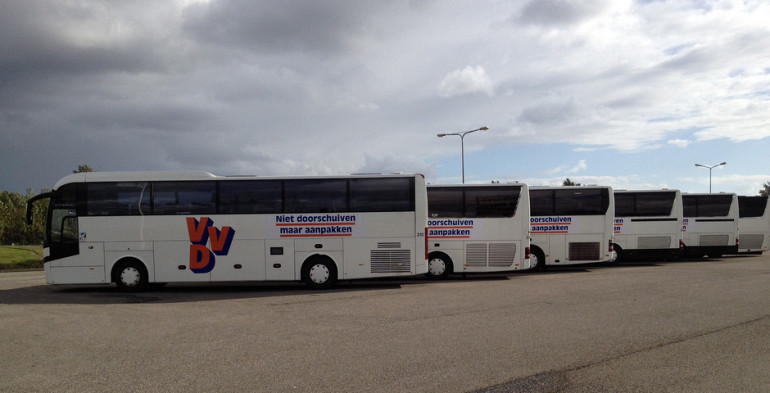 6 campagne touringcars voor VVD
