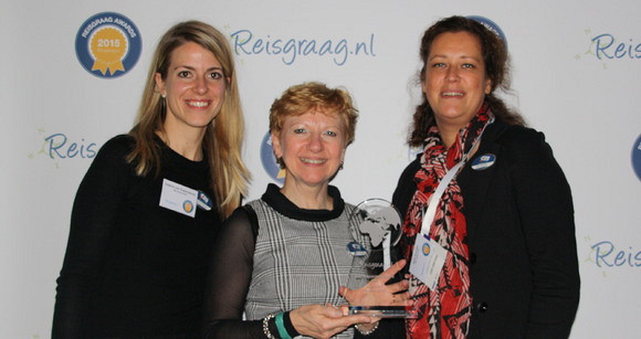 Koninklijke Beuk feliciteert De Jong Intra met Reisgraag Award
