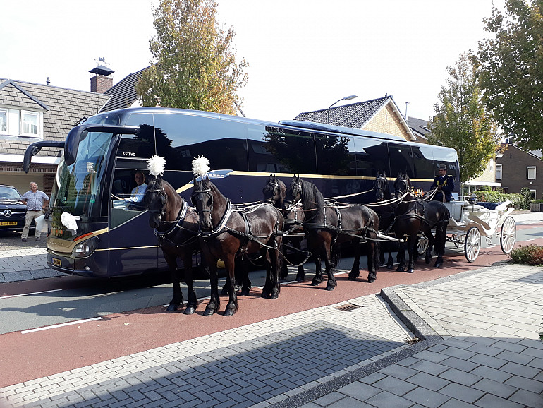 Trouwvervoer, traditionele koetsen en moderne touringcars, Koninklijke Beuk